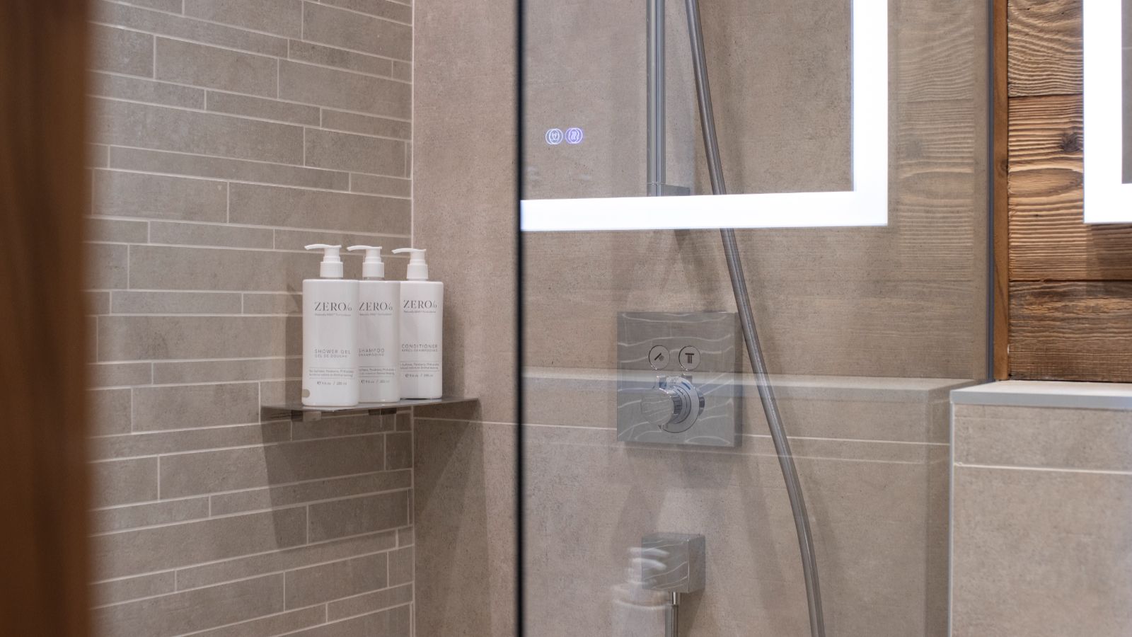 Luxury-ski-Combin & Rochette-oxford-ski Bathroom (2).jpg