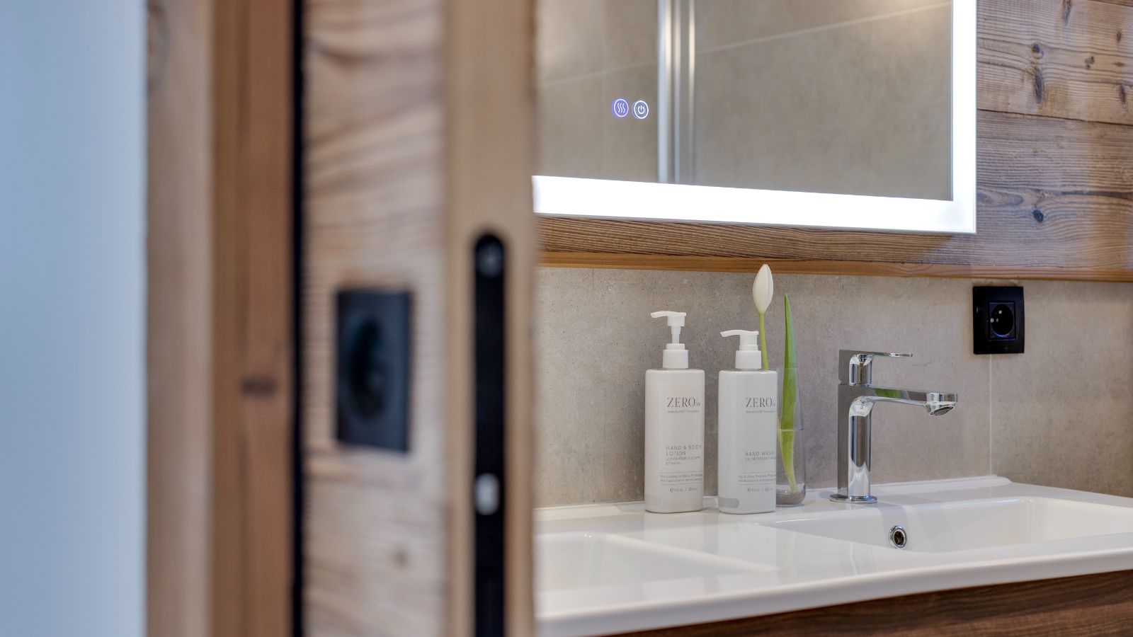 Luxury-ski-Combin & Rochette-oxford-ski Bathroom.jpg