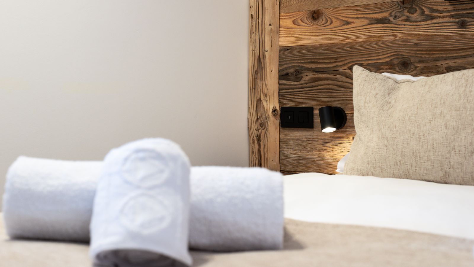 Luxury-ski-Combin & Rochette-oxford-ski bedroom (2).jpg