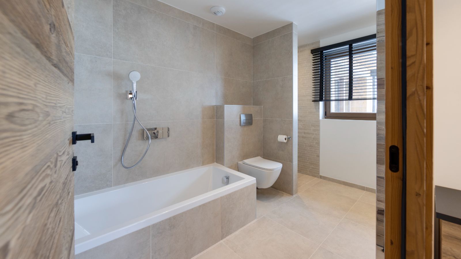 Luxury apartments - Graciosa - Lhotse, Jungfrau, Mont Blanc Oxford Ski  bathroom.jpg