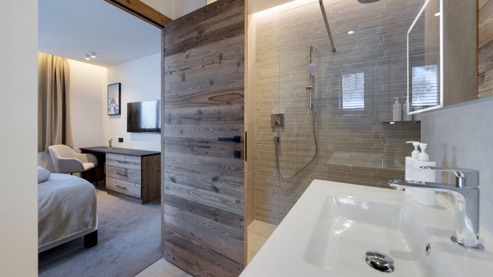 Luxury apartments - Graciosa - Lhotse, Jungfrau, Mont Blanc Oxford Ski Bathroom (5).jpg