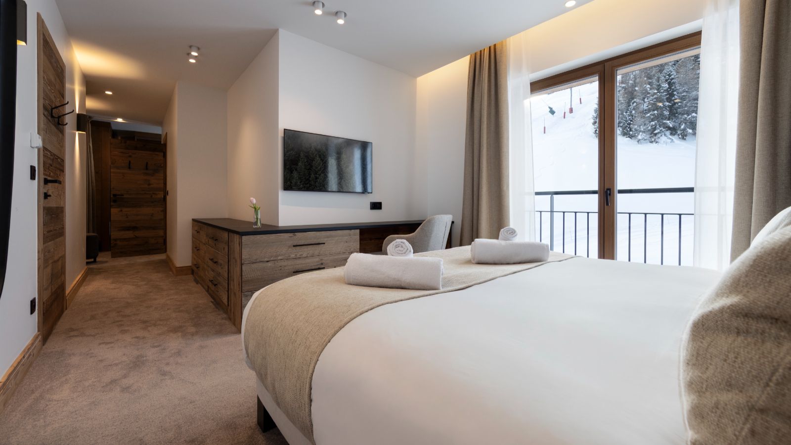 Luxury apartments - Graciosa - Lhotse, Jungfrau, Mont Blanc Oxford Ski Bedroom.jpg