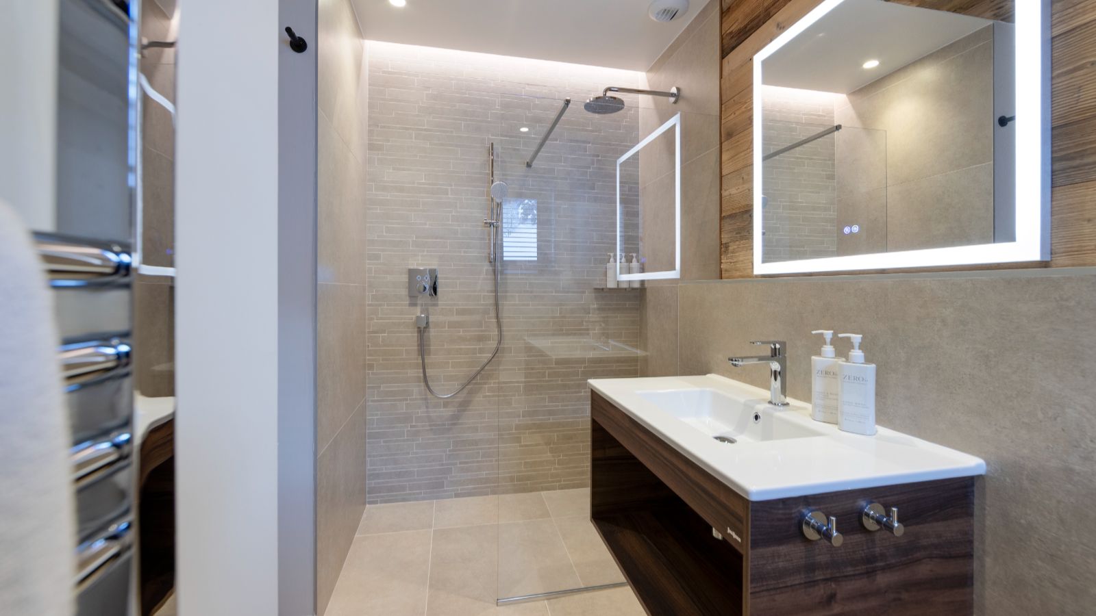 Luxury apartments - Graciosa - Lhotse, Jungfrau, Mont Blanc Oxford Ski Bathroom (4).jpg