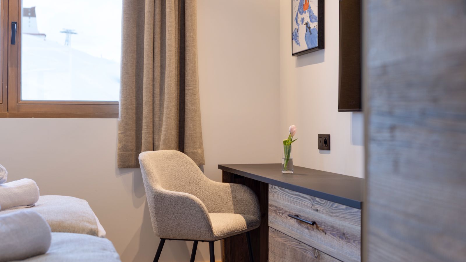 Luxury apartments - Graciosa - Lhotse, Jungfrau, Mont Blanc Oxford Ski Desk.jpg