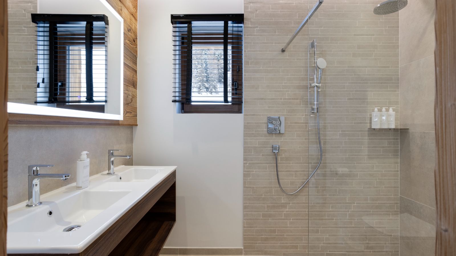 Luxury apartments - Graciosa - Lhotse, Jungfrau, Mont Blanc Oxford Ski Bathroom (2).jpg