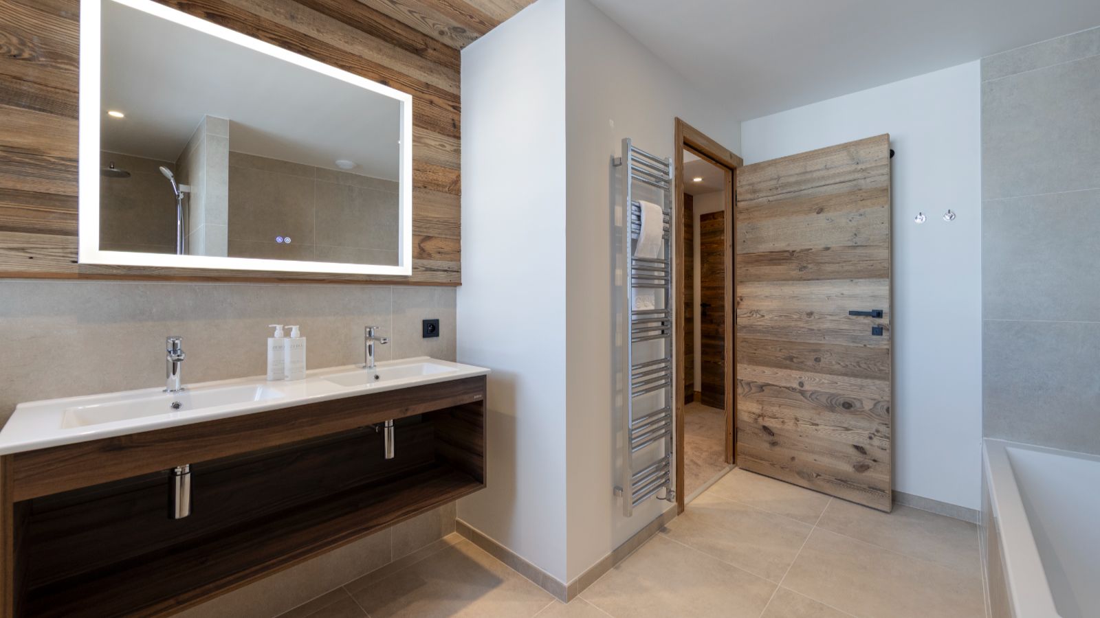 Luxury apartments - Graciosa - Lhotse, Jungfrau, Mont Blanc Oxford Ski Bathroom (7).jpg