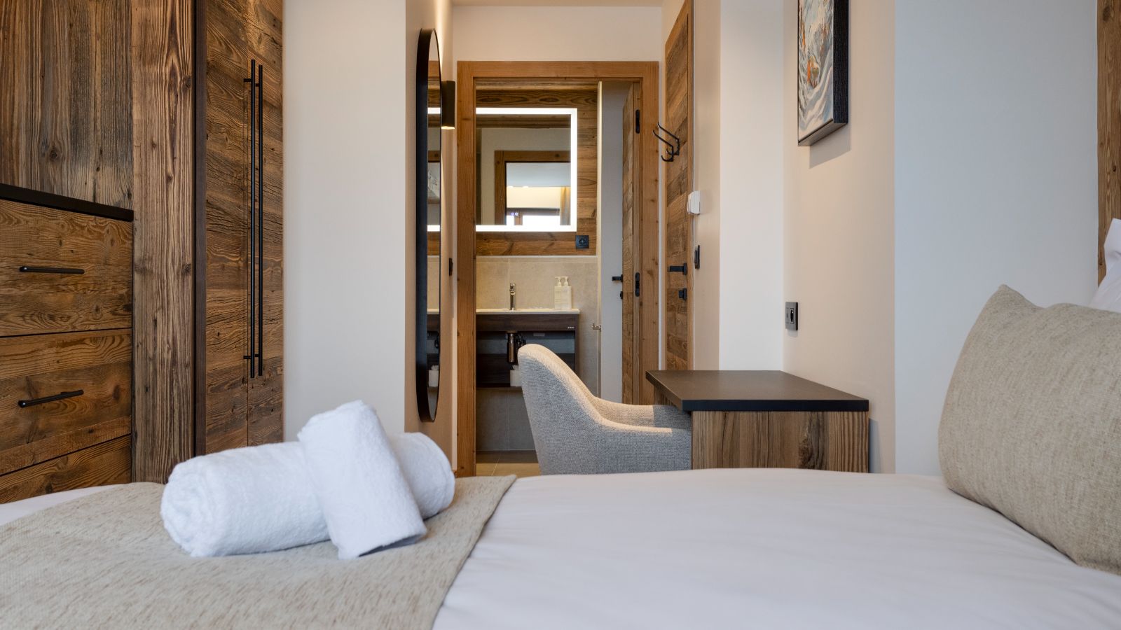 Luxury apartments - Graciosa - Lhotse, Jungfrau, Mont Blanc Oxford Ski Bedroom (8).jpg