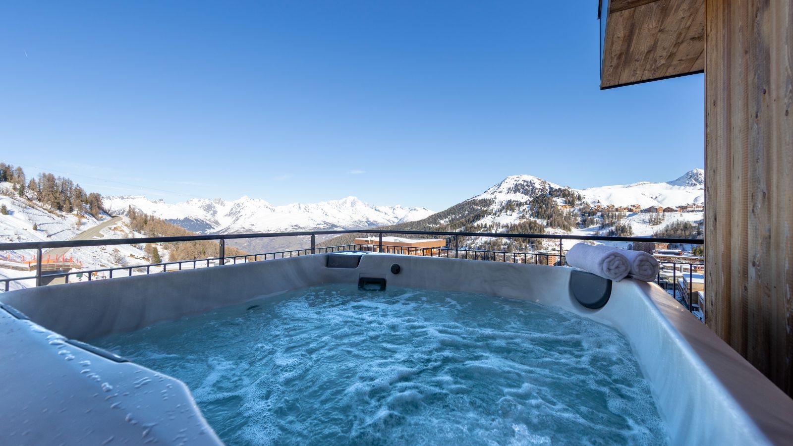 Luxury apartments - Graciosa - Lhotse, Jungfrau, Mont Blanc Oxford Ski  Out door hot tub.jpg