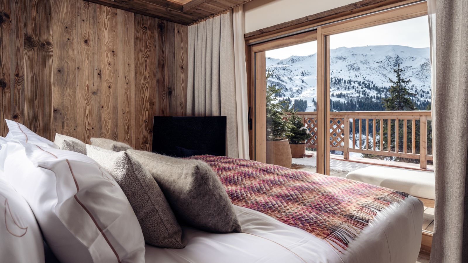 Luxury-Ski-Chalet-Meribel-Chalet-Luna-Oxford-Ski-Bedroom (4).jpg
