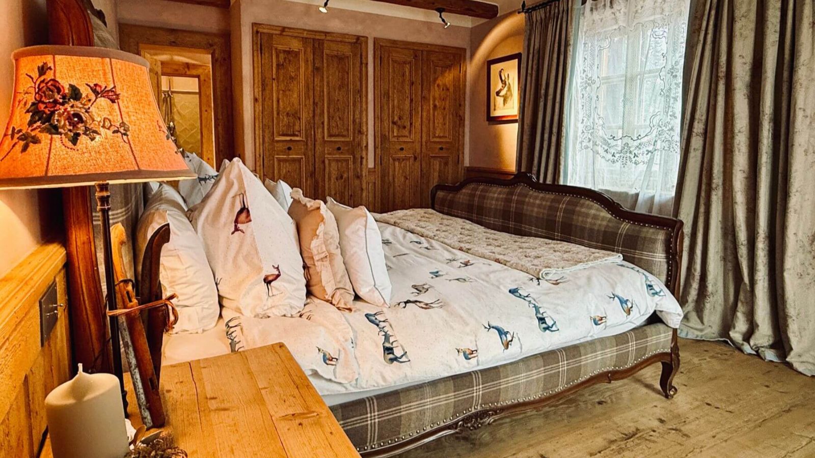 Luxury-Ski-Chalet-St-Moritz-Chesa-Goodmountain-Oxford-Ski-Bedroom (10).jpg