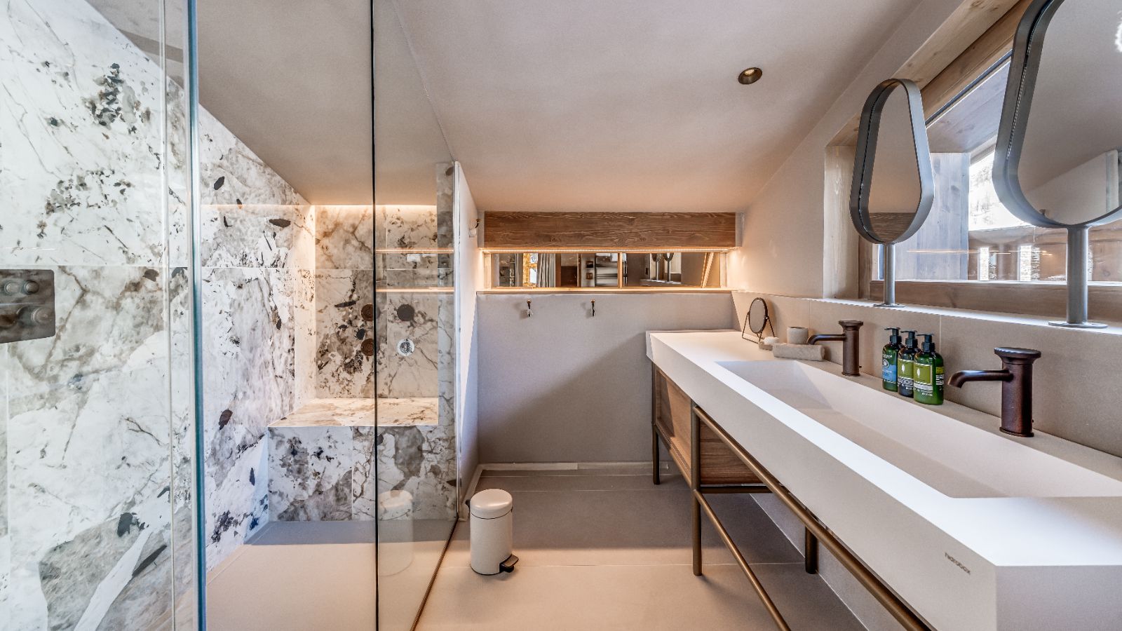 Luxury-ski-chalet Legendes-oxford-ski bathroom (5).jpg