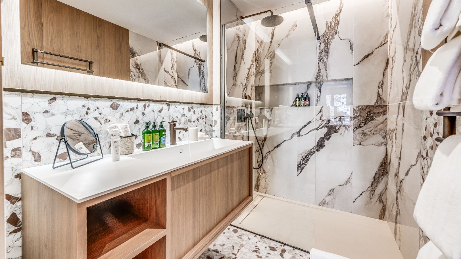 Luxury-ski-chalet Legendes-oxford-ski Bathroom.jpg