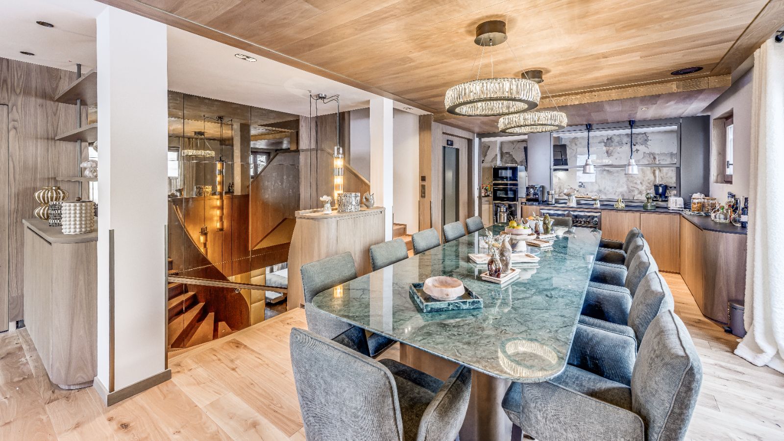 Luxury-ski-chalet Legendes-oxford-ski Dining room.jpg