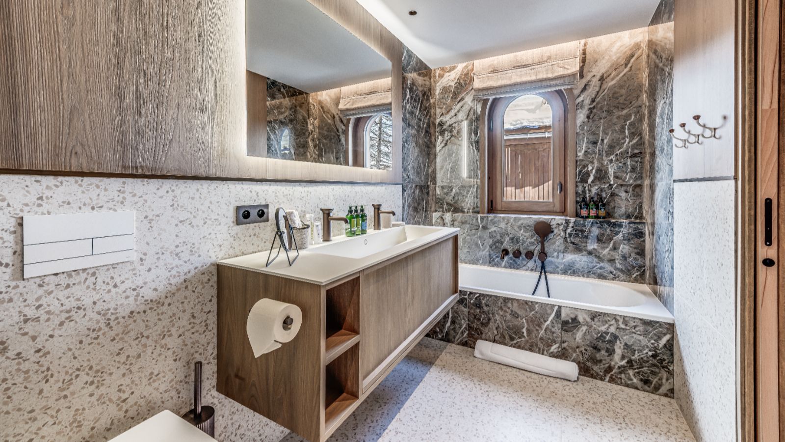 Luxury-ski-chalet Legendes-oxford-ski Bathroom (2).jpg