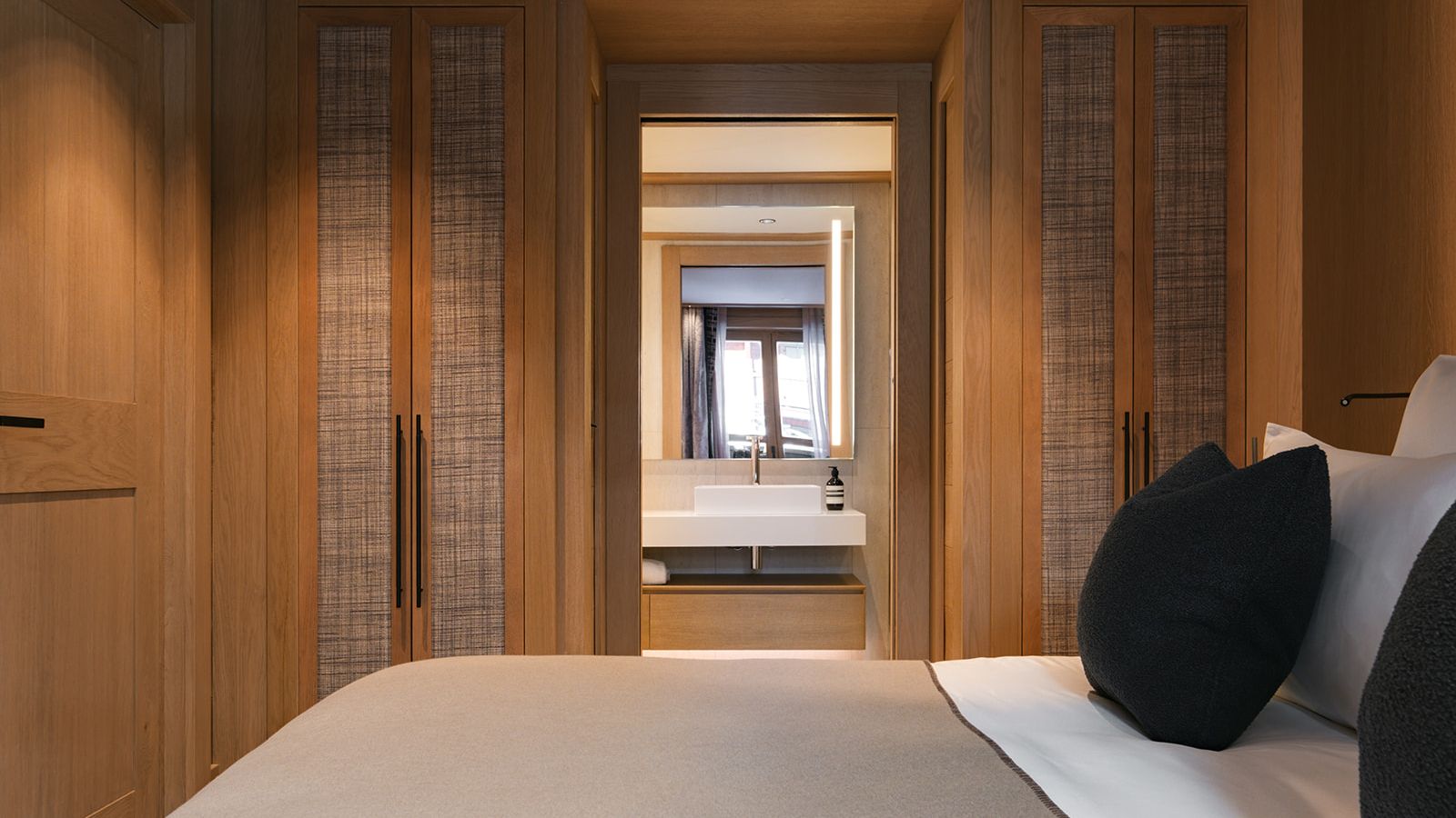 Luxury-ski-chalet-Vald'Isere- Le Parc Solene oxford-ski Bedroom (3).jpg