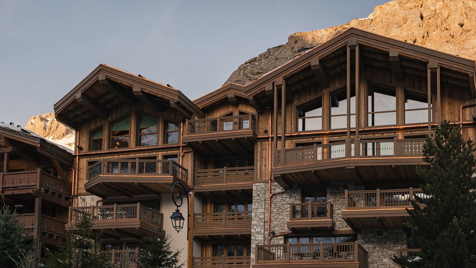 Luxury-ski-chalet-Vald'Isere- Le Parc Solene oxford-ski Chalet outside.jpg