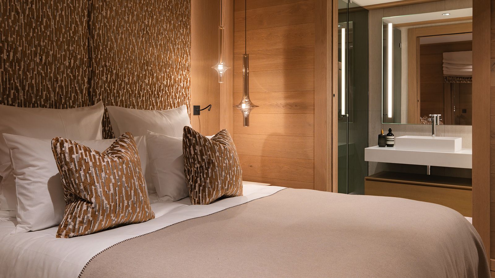 Luxury-ski-chalet-Vald'Isere- Le Parc Solene oxford-ski Bedroom (2).jpg