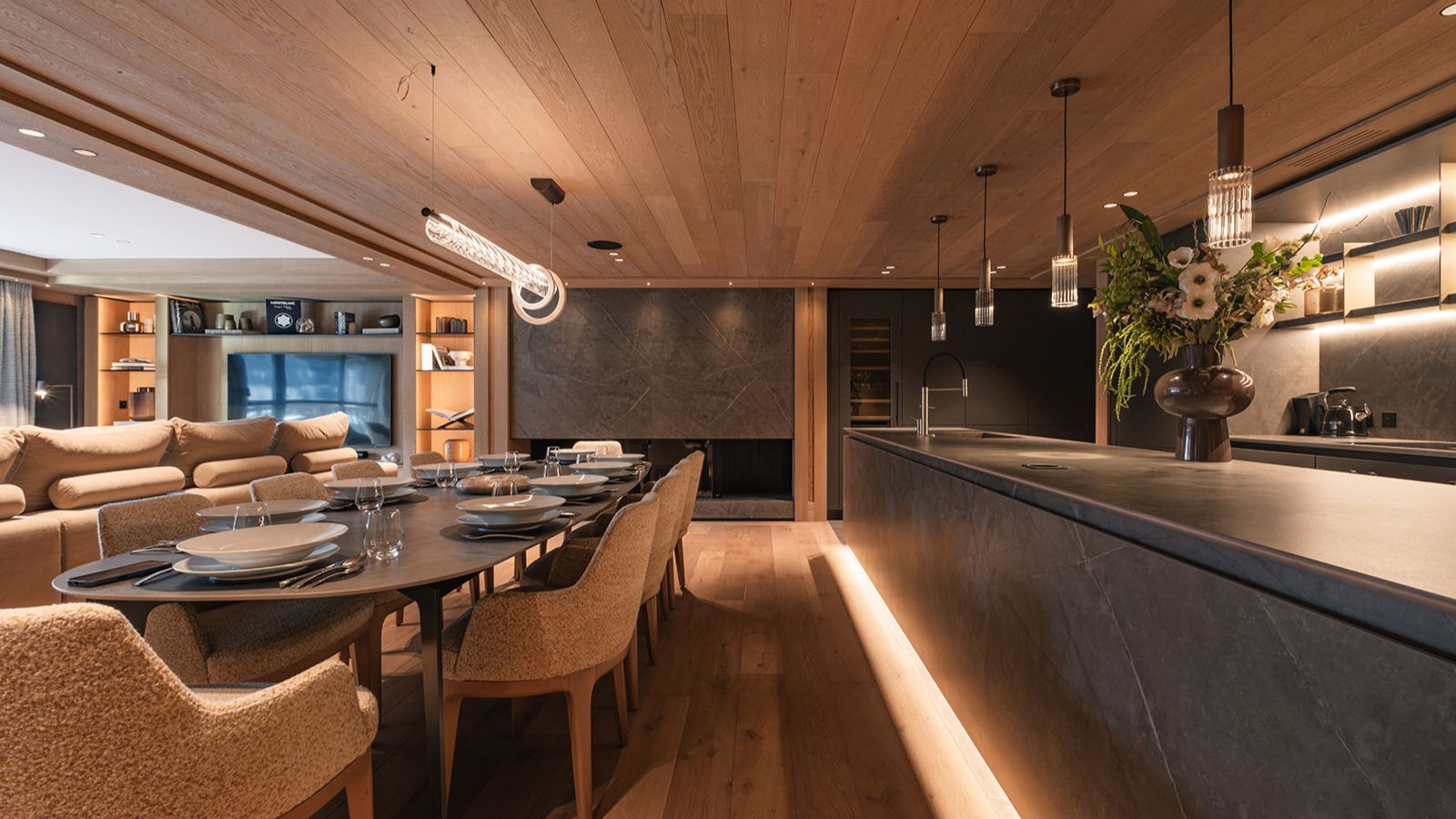 Luxury-ski-chalet-Val d’Isère -Le Parc Marceau-oxford-ski Dining (2).jpg