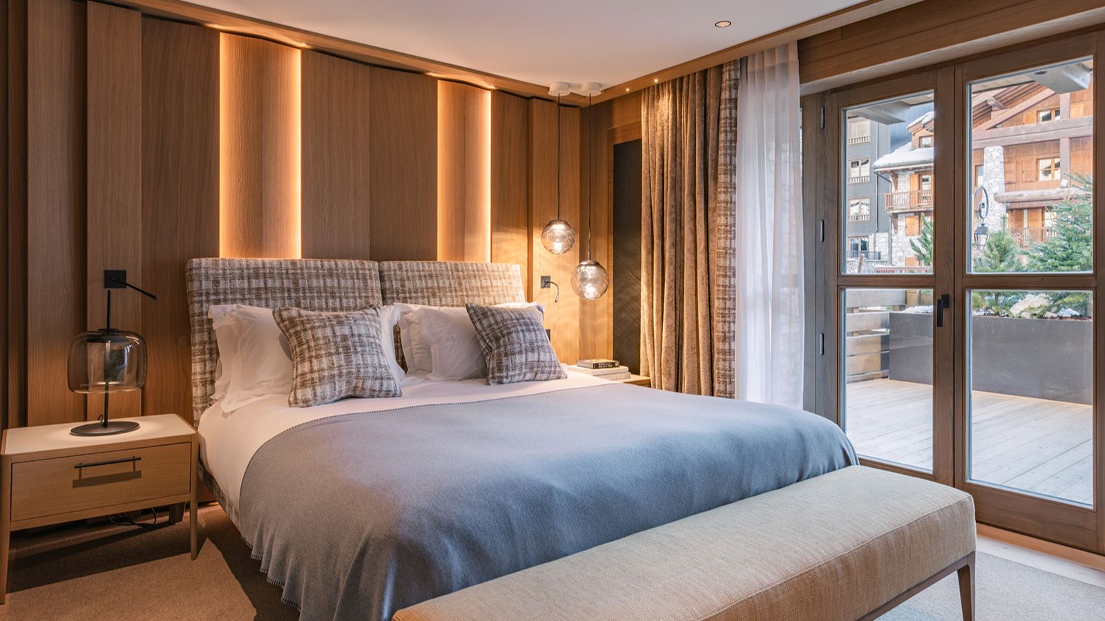 Luxury-ski-chalet-Val d’Isère -Le Parc Beaumont-oxford-ski Bedroom (5).jpg