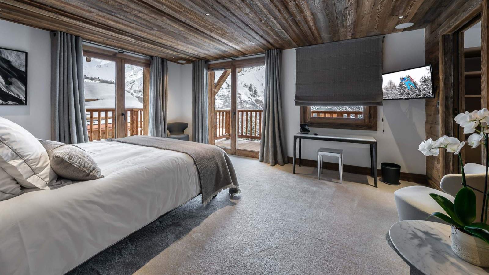 chalet_pure_black  Bedroom.jpg