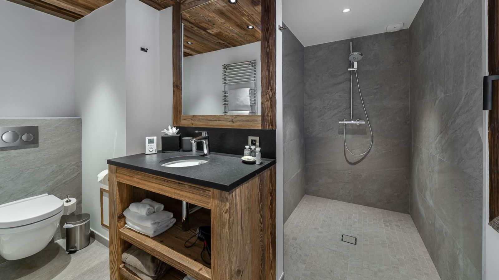 chalet_pure_black  Bathroom  (1).jpg