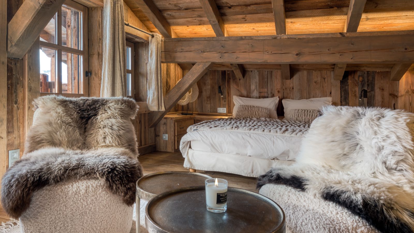 Luxury-ski-chalet-Megeve-Chalet Étoile des Neiges-oxford-ski  Bedroom (2).jpg