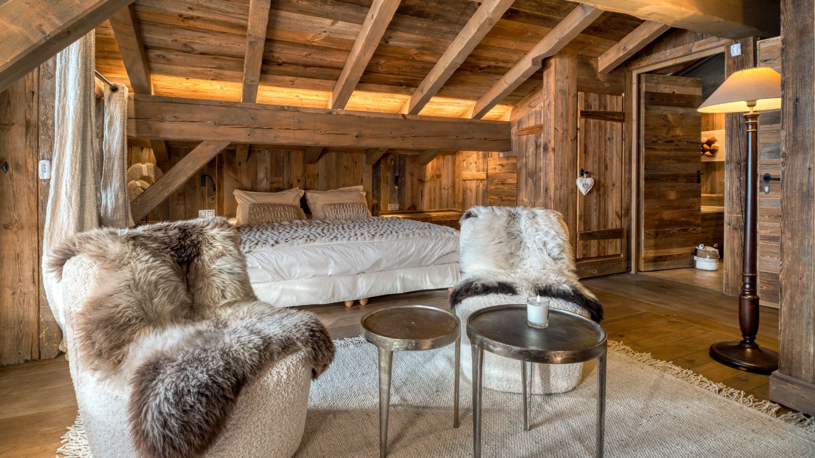 Luxury-ski-chalet-Megeve-Chalet Étoile des Neiges-oxford-ski  bedroom (4).jpg