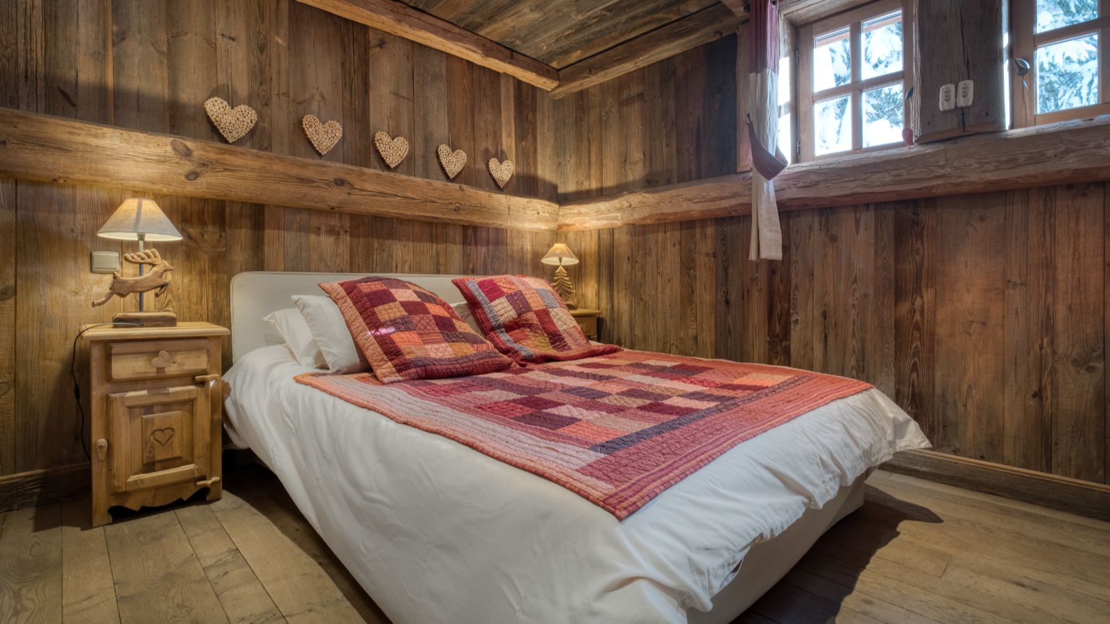 Luxury-ski-chalet-Megeve-Chalet Étoile des Neiges-oxford-ski  bedroom (5).jpg