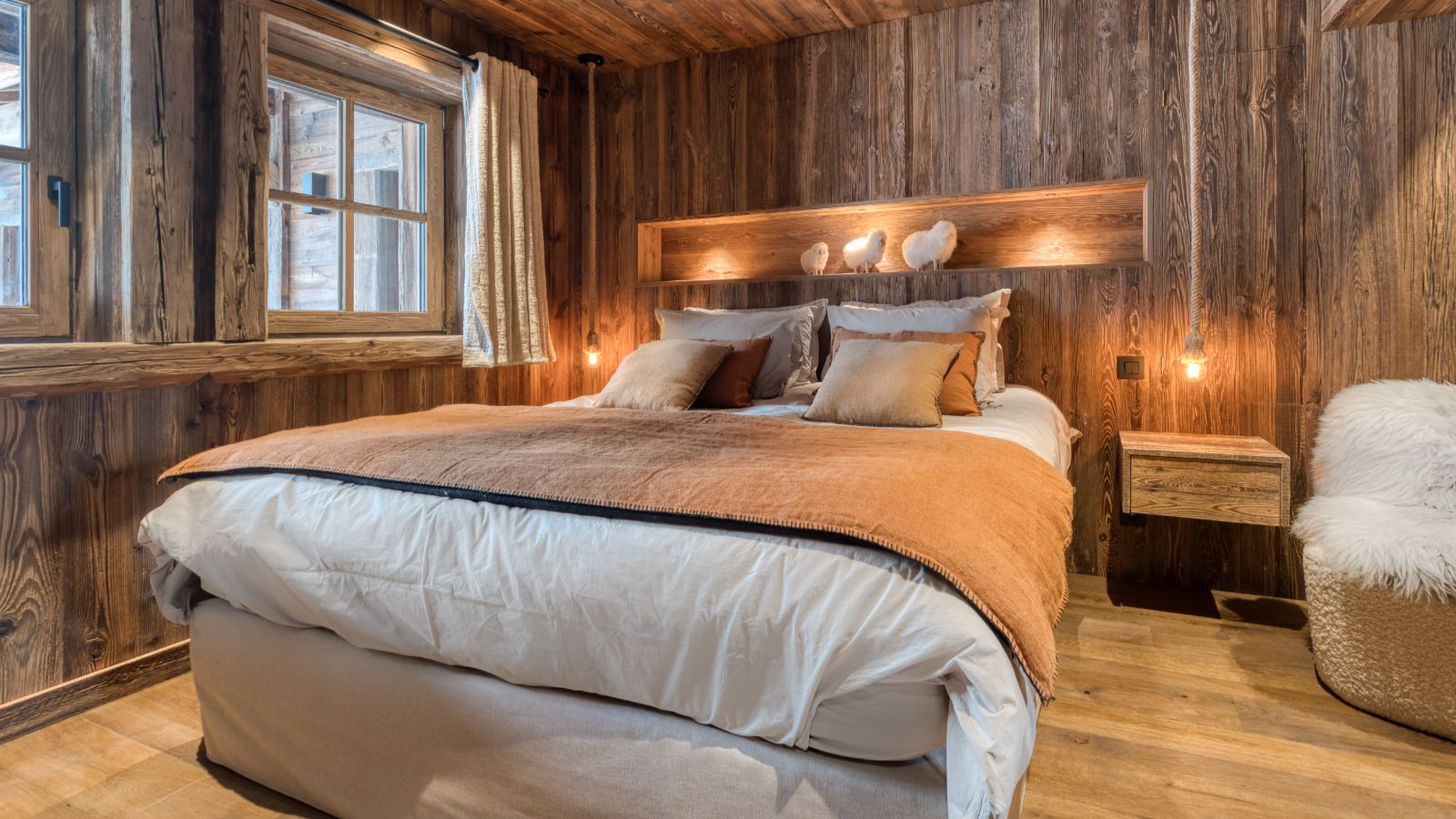 Luxury-ski-chalet-Megeve-Chalet Étoile des Neiges-oxford-ski  Bedroom (6).jpg