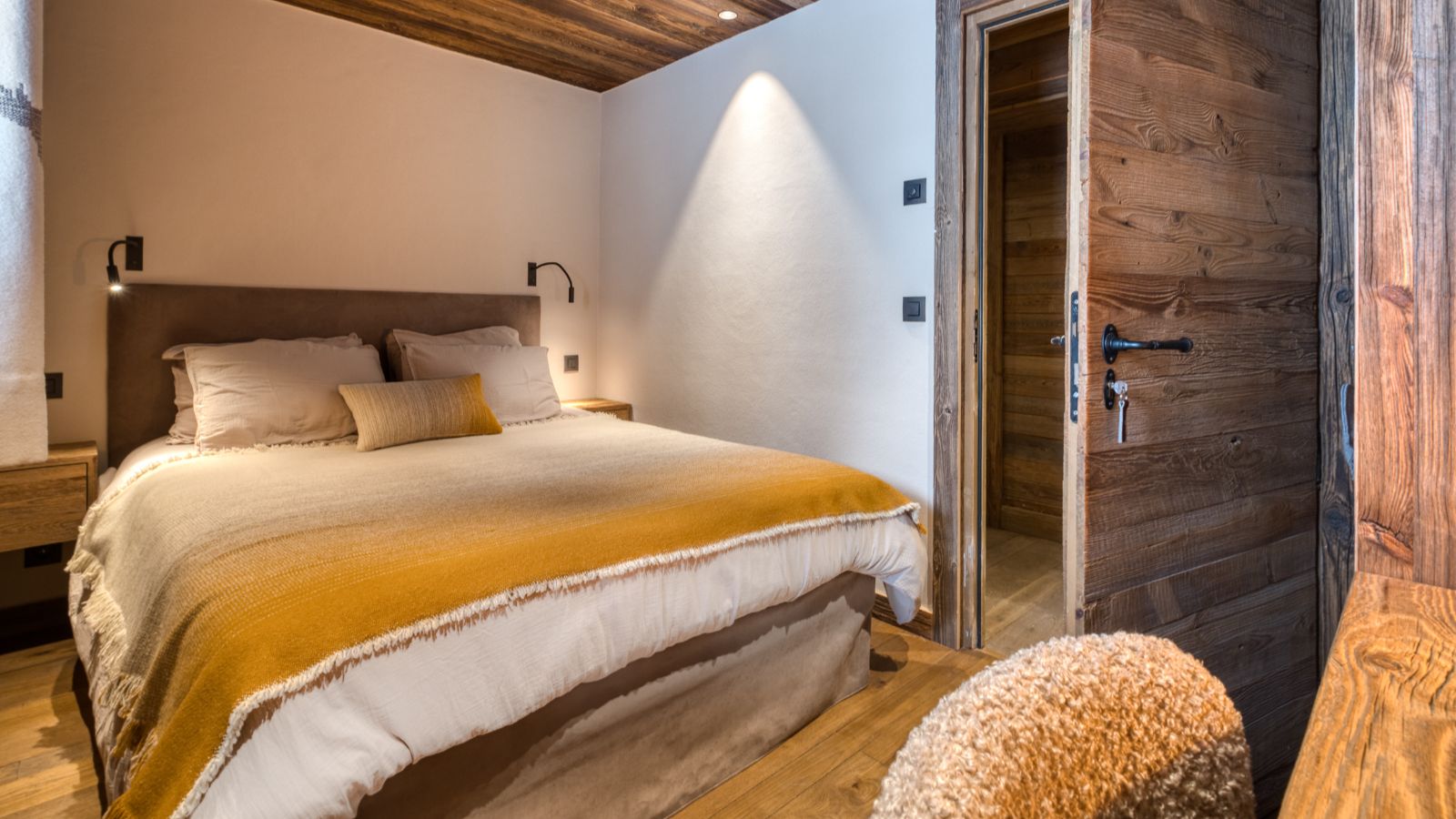 Luxury-ski-chalet-Megeve-Chalet Étoile des Neiges-oxford-ski  Bedroom (8).jpg