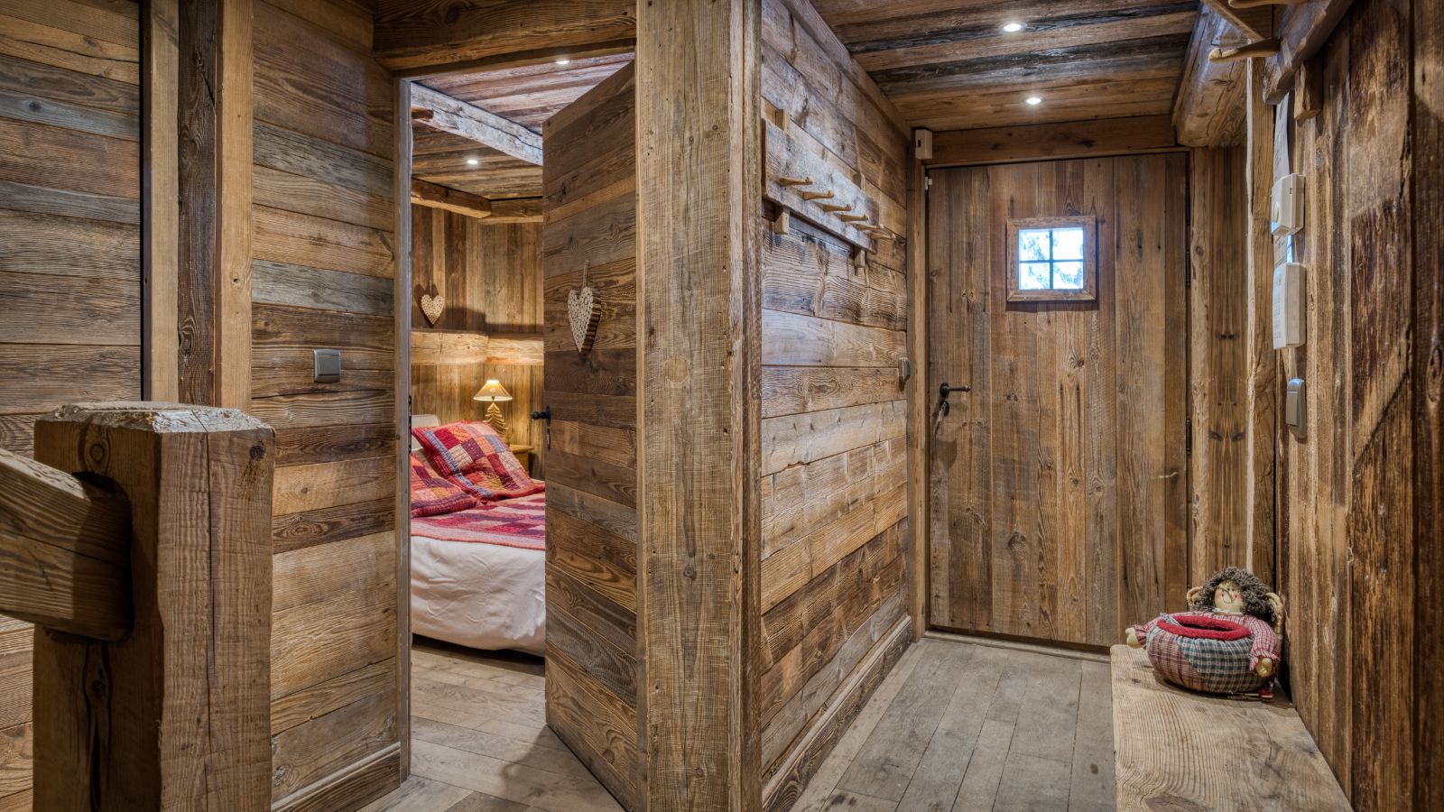 Luxury-ski-chalet-Megeve-Chalet Étoile des Neiges-oxford-ski  Bedroom (9).jpg