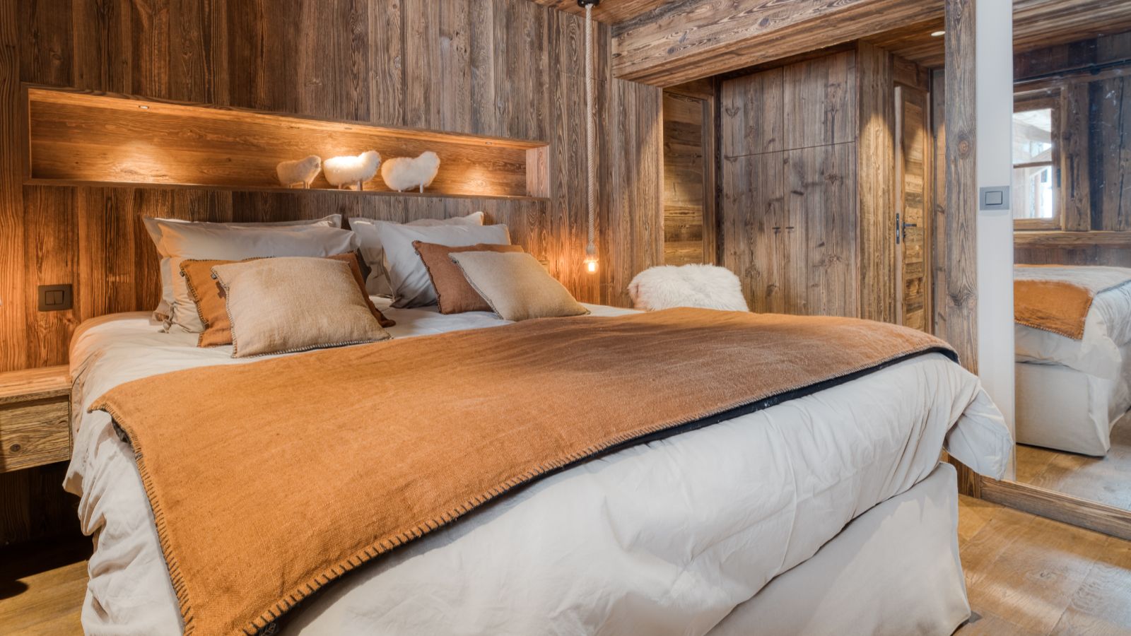 Luxury-ski-chalet-Megeve-Chalet Étoile des Neiges-oxford-ski  Bedroom (10).jpg