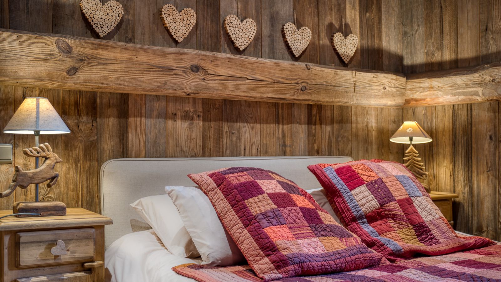 Luxury-ski-chalet-Megeve-Chalet Étoile des Neiges-oxford-ski  bedroom (12).jpg