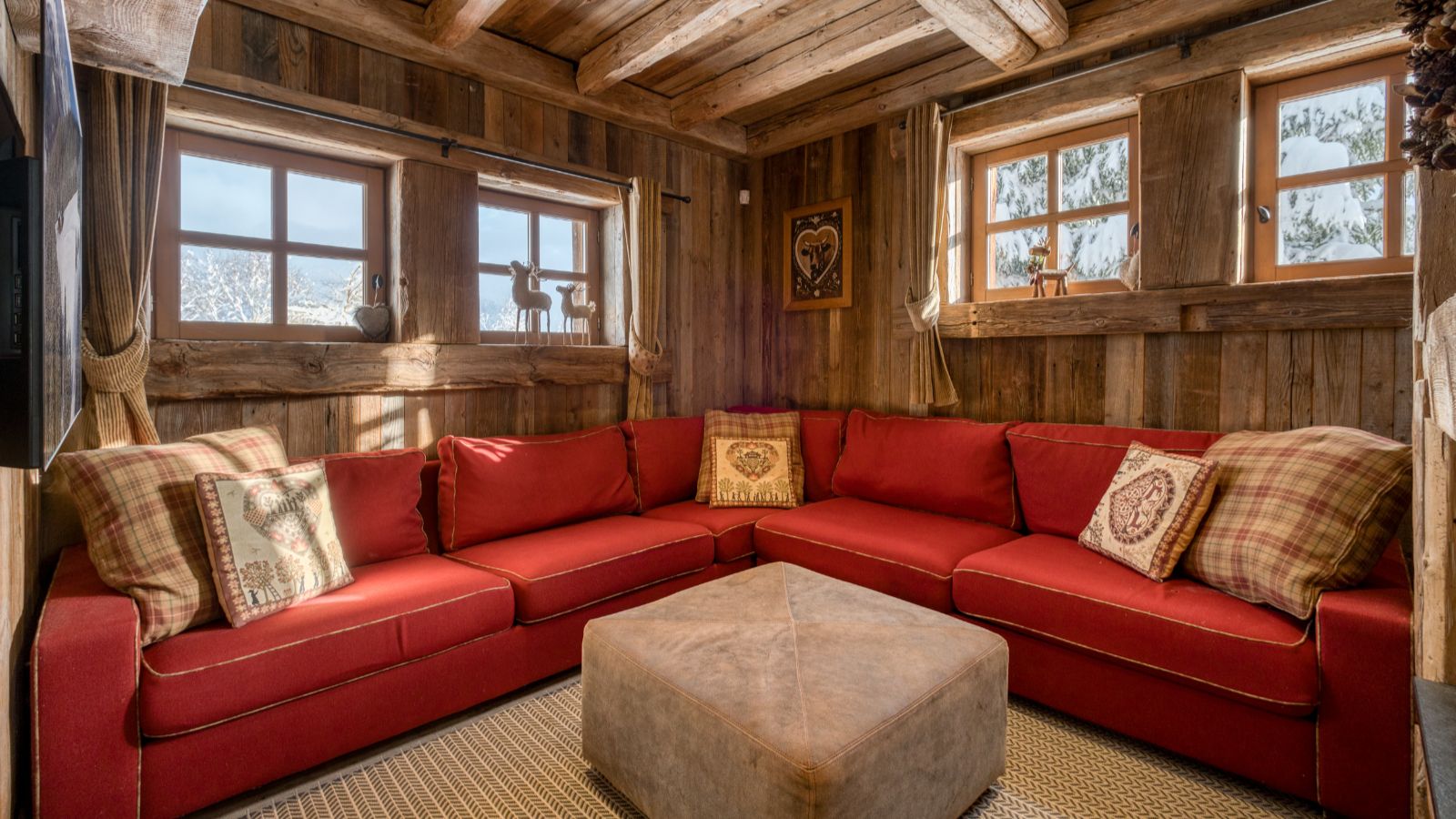 Luxury-ski-chalet-Megeve-Chalet Étoile des Neiges-oxford-ski  Cinema (2).jpg