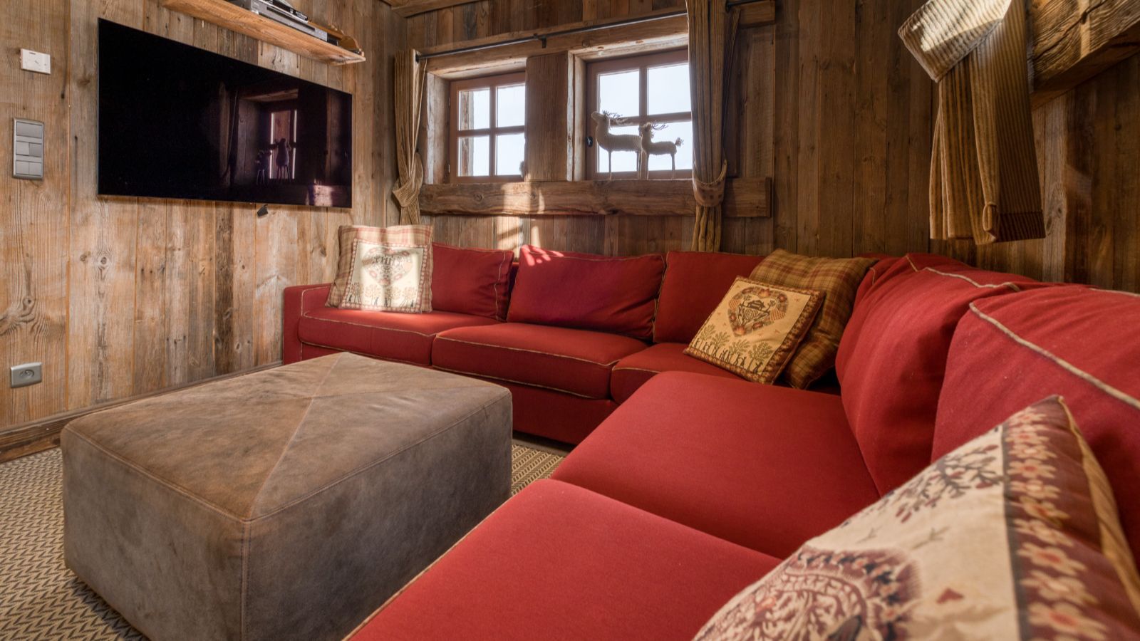 Luxury-ski-chalet-Megeve-Chalet Étoile des Neiges-oxford-ski  Cinema.jpg