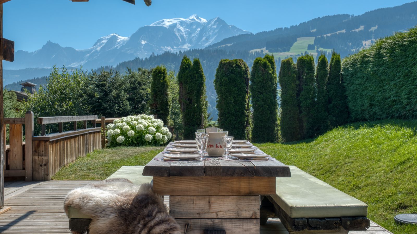 Luxury-ski-chalet-Megeve-Chalet Étoile des Neiges-oxford-ski  Outside (2).jpg