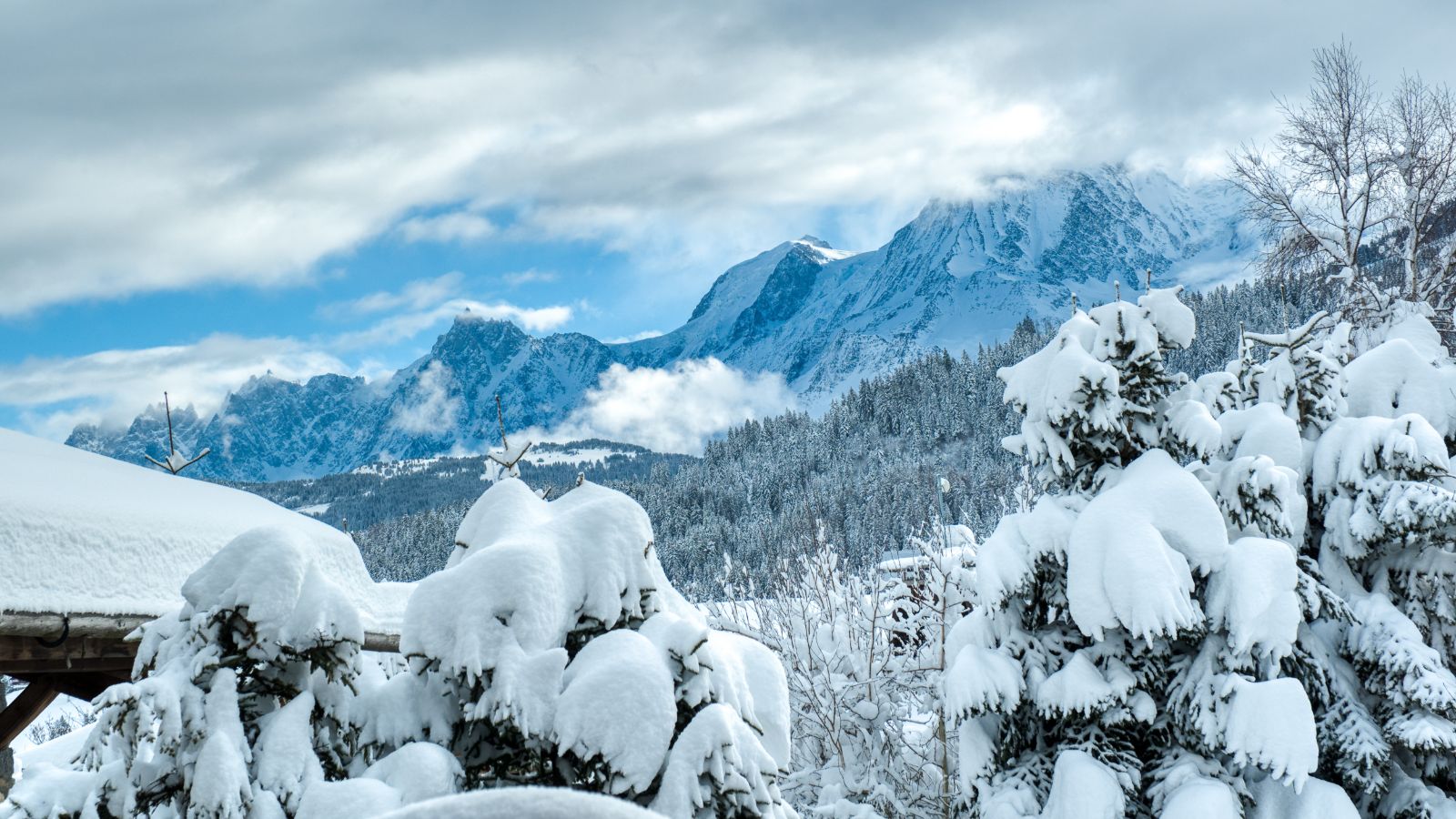 Luxury-ski-chalet-Megeve-Chalet Étoile des Neiges-oxford-ski  outside.jpg