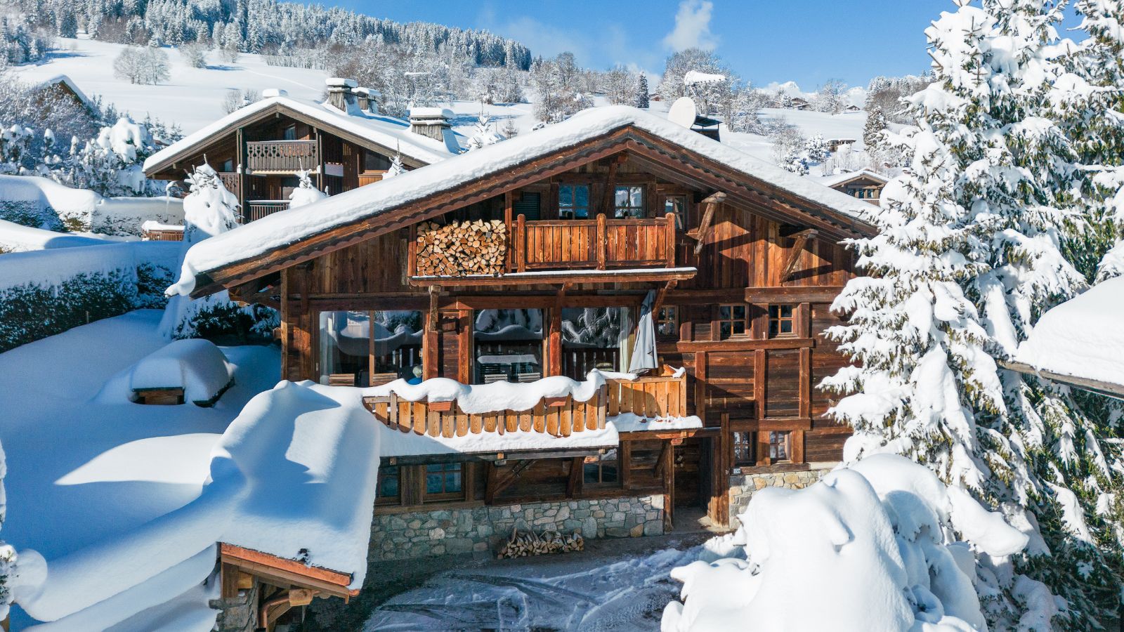 Luxury-ski-chalet-Megeve-Chalet Étoile des Neiges-oxford-ski  Snow outside (2).jpg