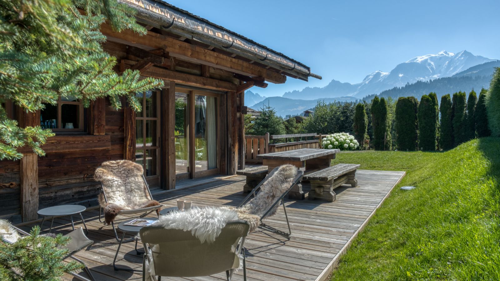 Luxury-ski-chalet-Megeve-Chalet Étoile des Neiges-oxford-ski  Terrace (2).jpg