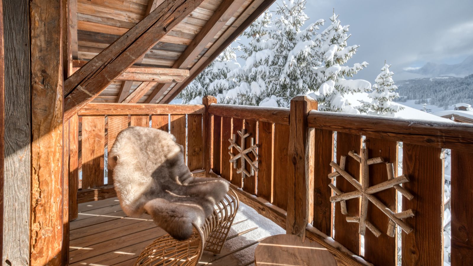 Luxury-ski-chalet-Megeve-Chalet Étoile des Neiges-oxford-ski  Balcony.jpg