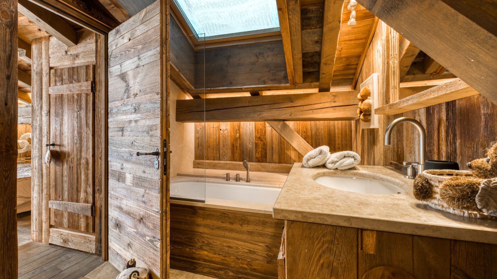Luxury-ski-chalet-Megeve-Chalet Étoile des Neiges-oxford-ski  bathroom.jpg