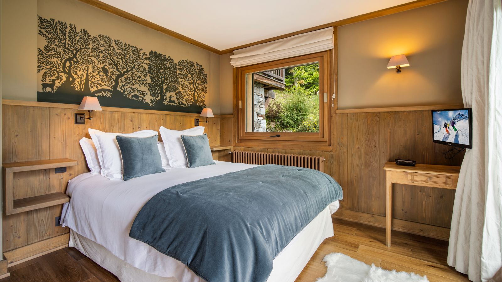 Luxury-ski-chalet-Megeve - Chalet De Blaye -name-oxford-ski Bedroom (8).jpg