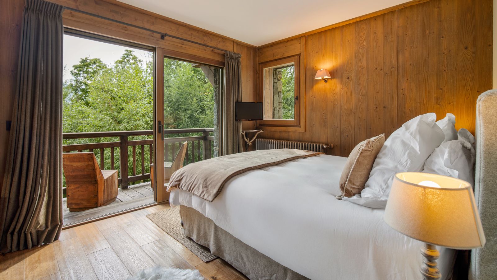 Luxury-ski-chalet-Megeve - Chalet De Blaye -name-oxford-ski Bedroom (9).jpg