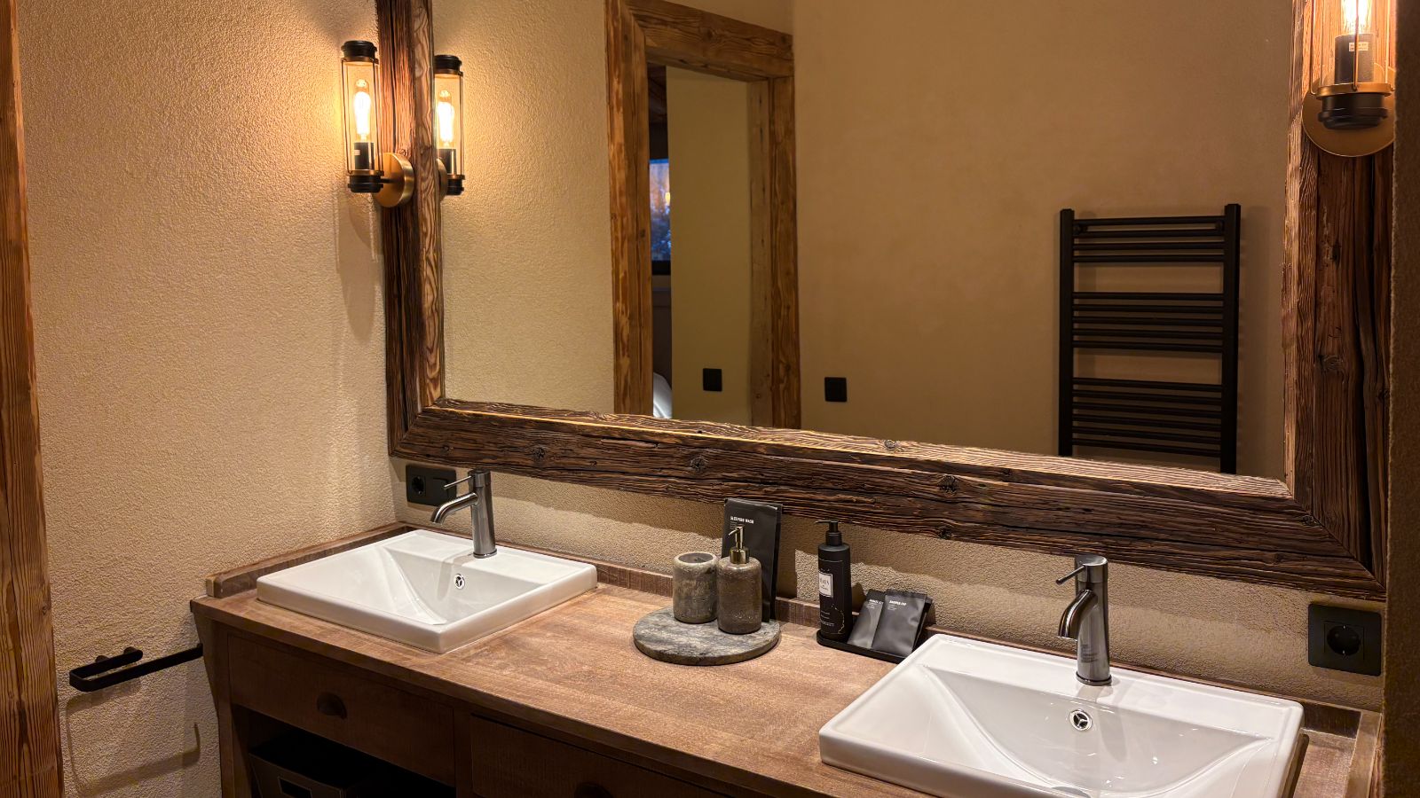 Luxury-ski-Andorra-Xalet Valiria -name-oxford-ski Bathroom.jpeg