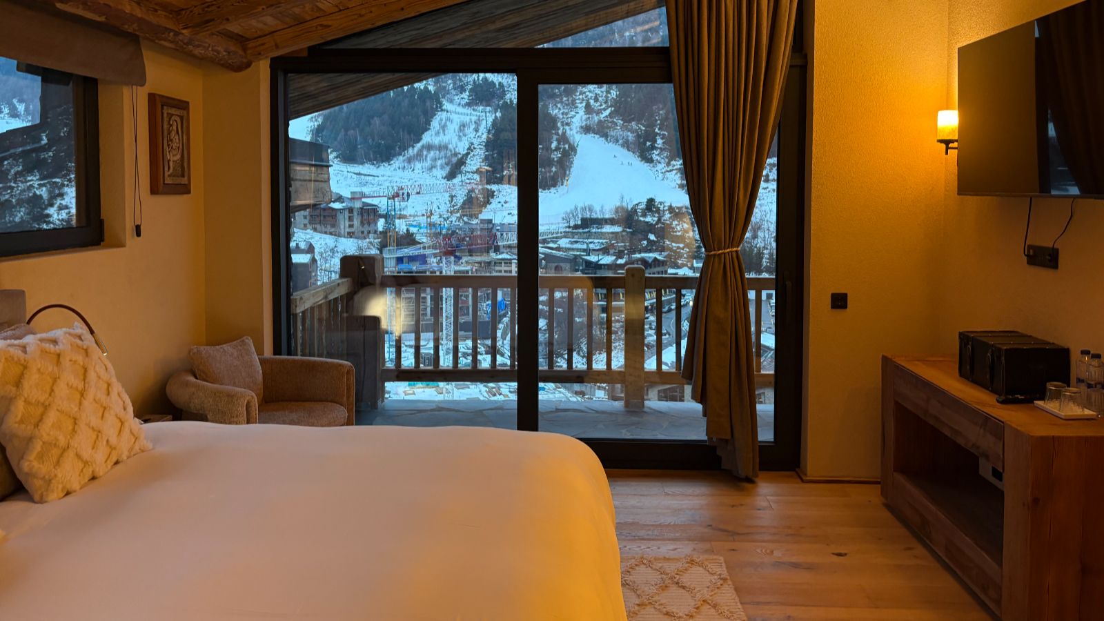 Luxury-ski-Andorra-Xalet Valiria -name-oxford-ski Bedroom (4).jpeg