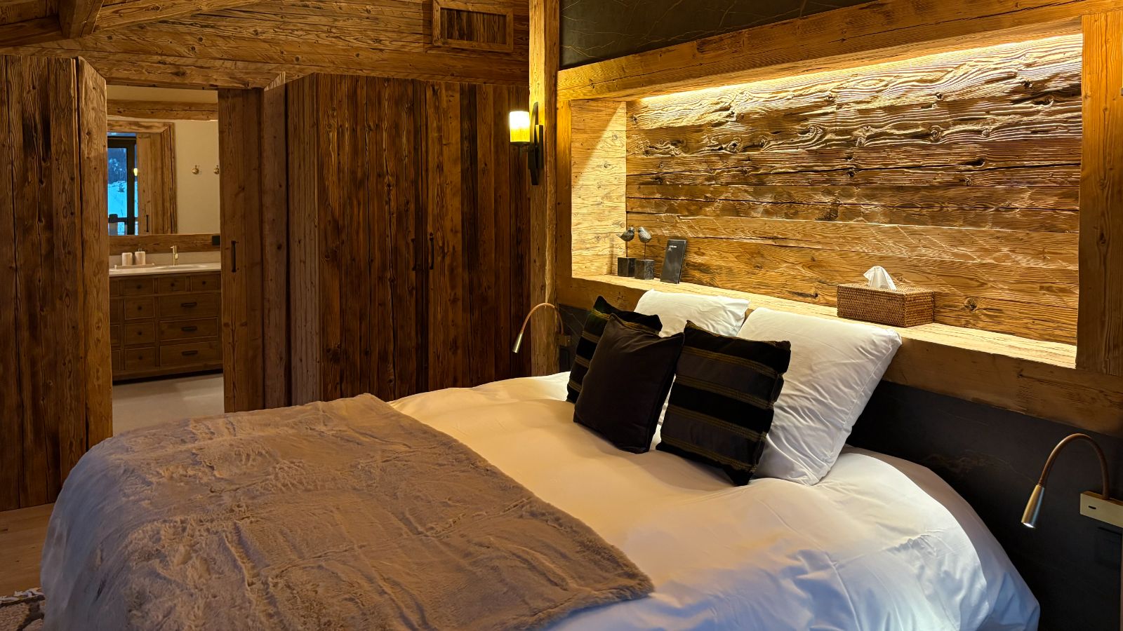 Luxury-ski-Andorra-Xalet Valiria -name-oxford-ski Bedroom (7).jpeg