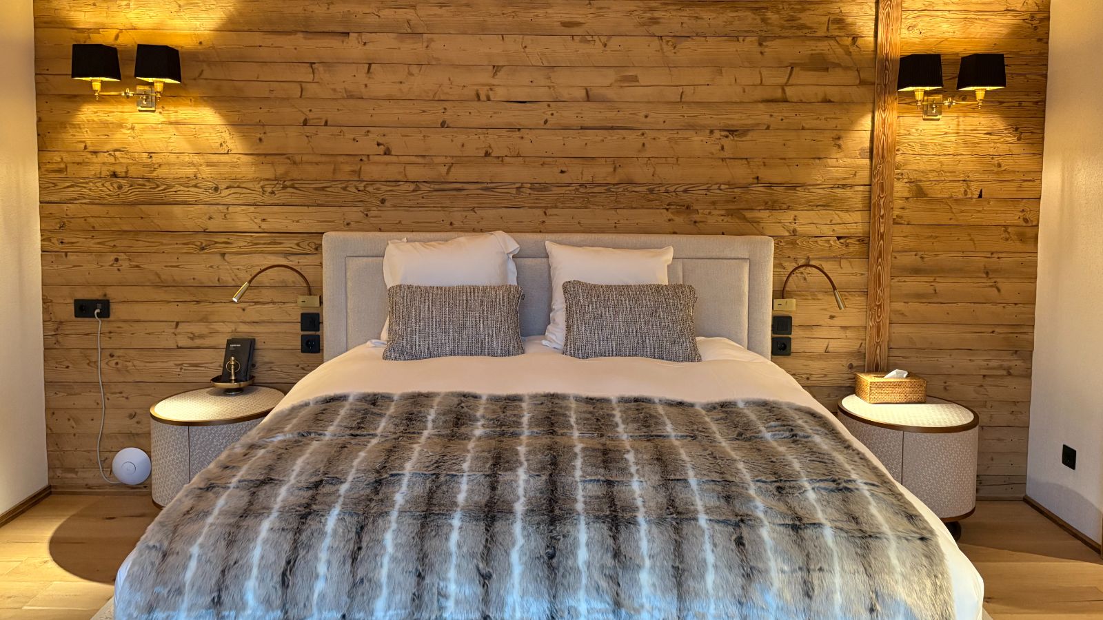 Luxury-ski-Andorra-Xalet Valiria -name-oxford-ski Bedroom.jpeg