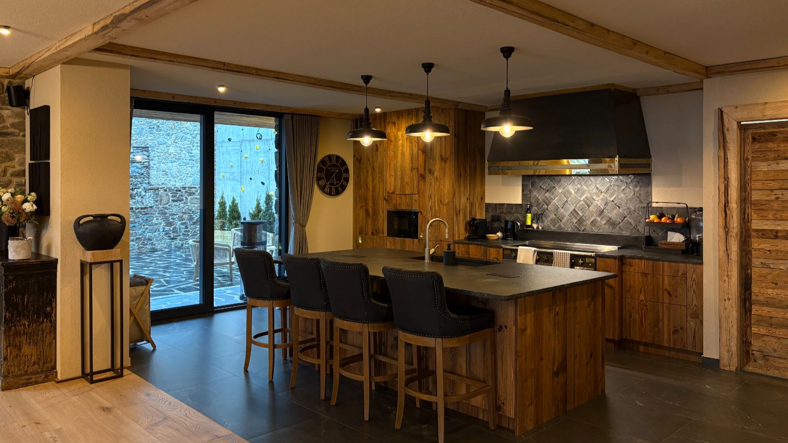 Luxury-ski-Andorra-Xalet Valiria -name-oxford-ski Kitchen.jpeg