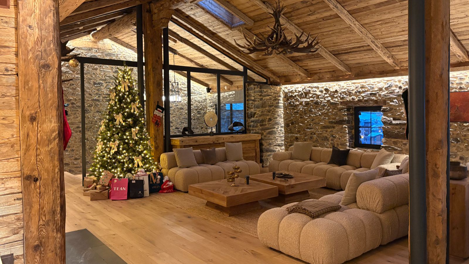 Luxury-ski-Andorra-Xalet Valiria -name-oxford-ski Lounge (2).jpeg