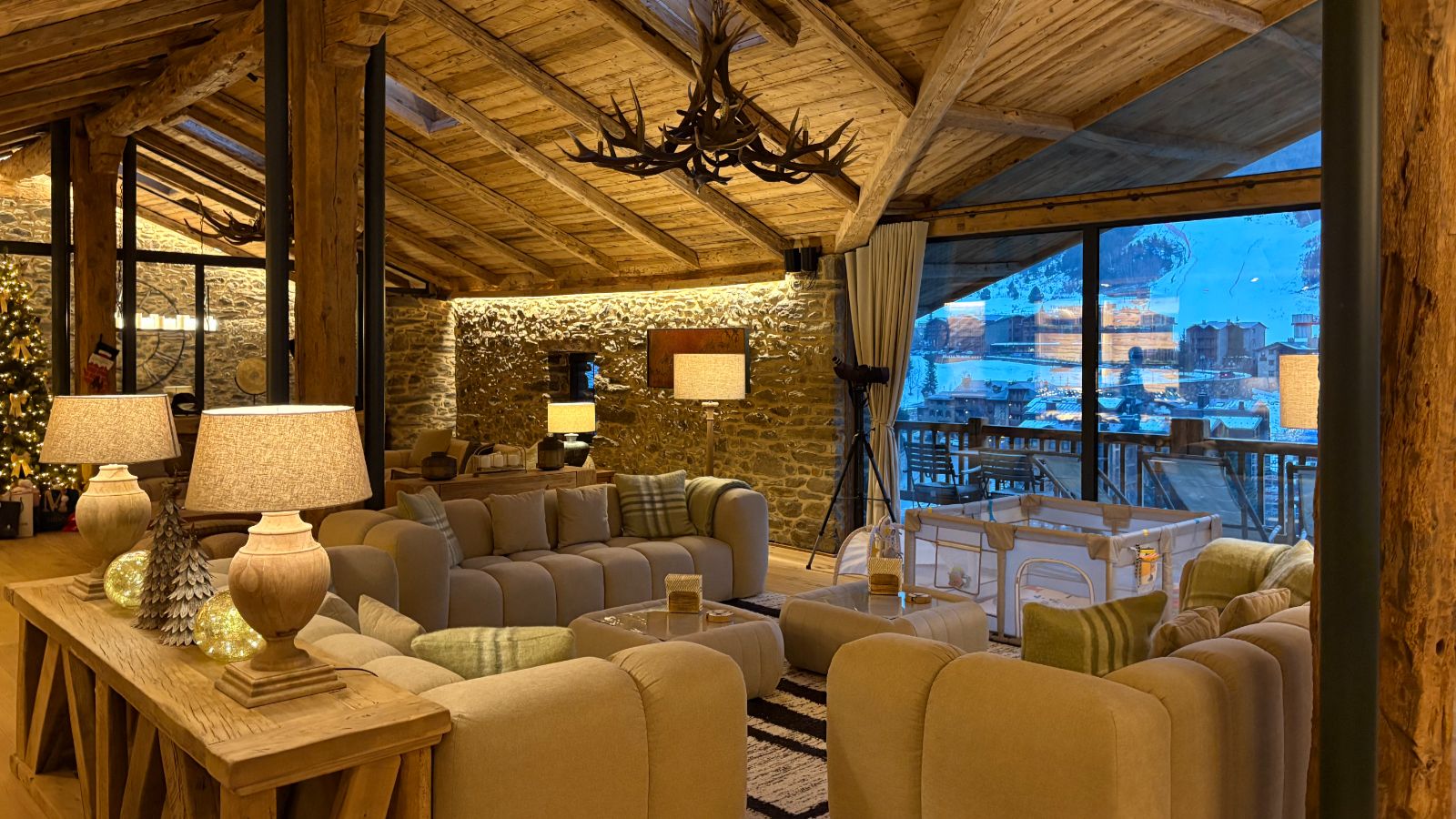 Luxury-ski-Andorra-Xalet Valiria -name-oxford-ski Lounge.jpeg